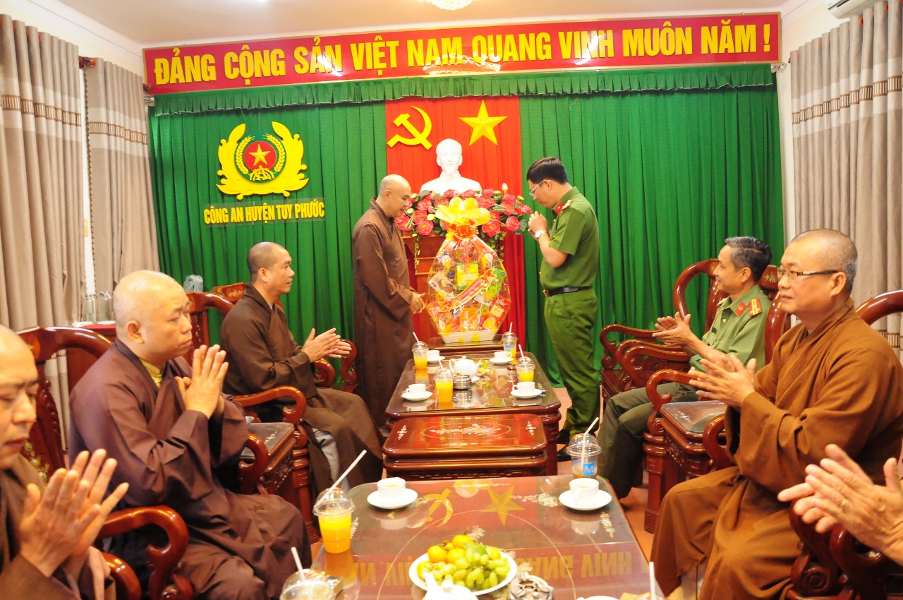 Tuy Phước: Ban Trị sự GHPGVN huyện Tuy Phước thăm và chúc tết lãnh đạo các cơ quan.